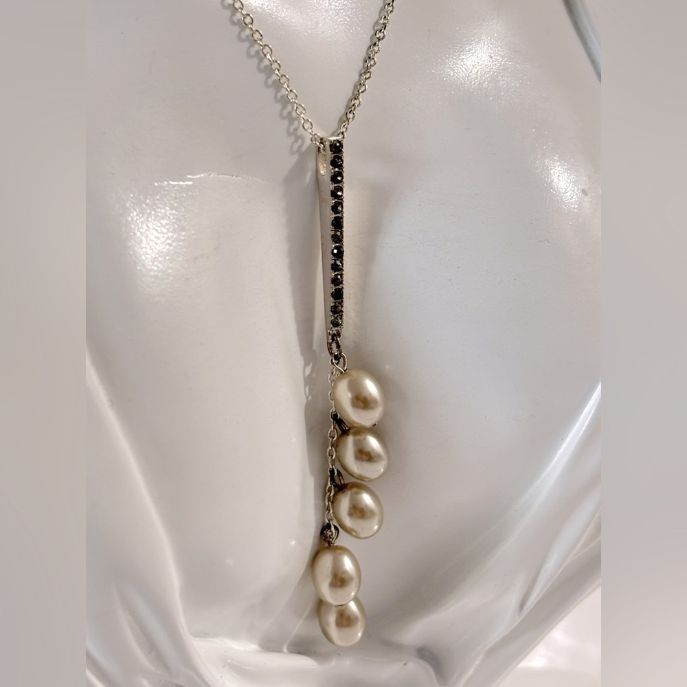 🌷5/25$ SAQ Avon Sleek Pearl and Rhinestone Silver Tone Necklace**